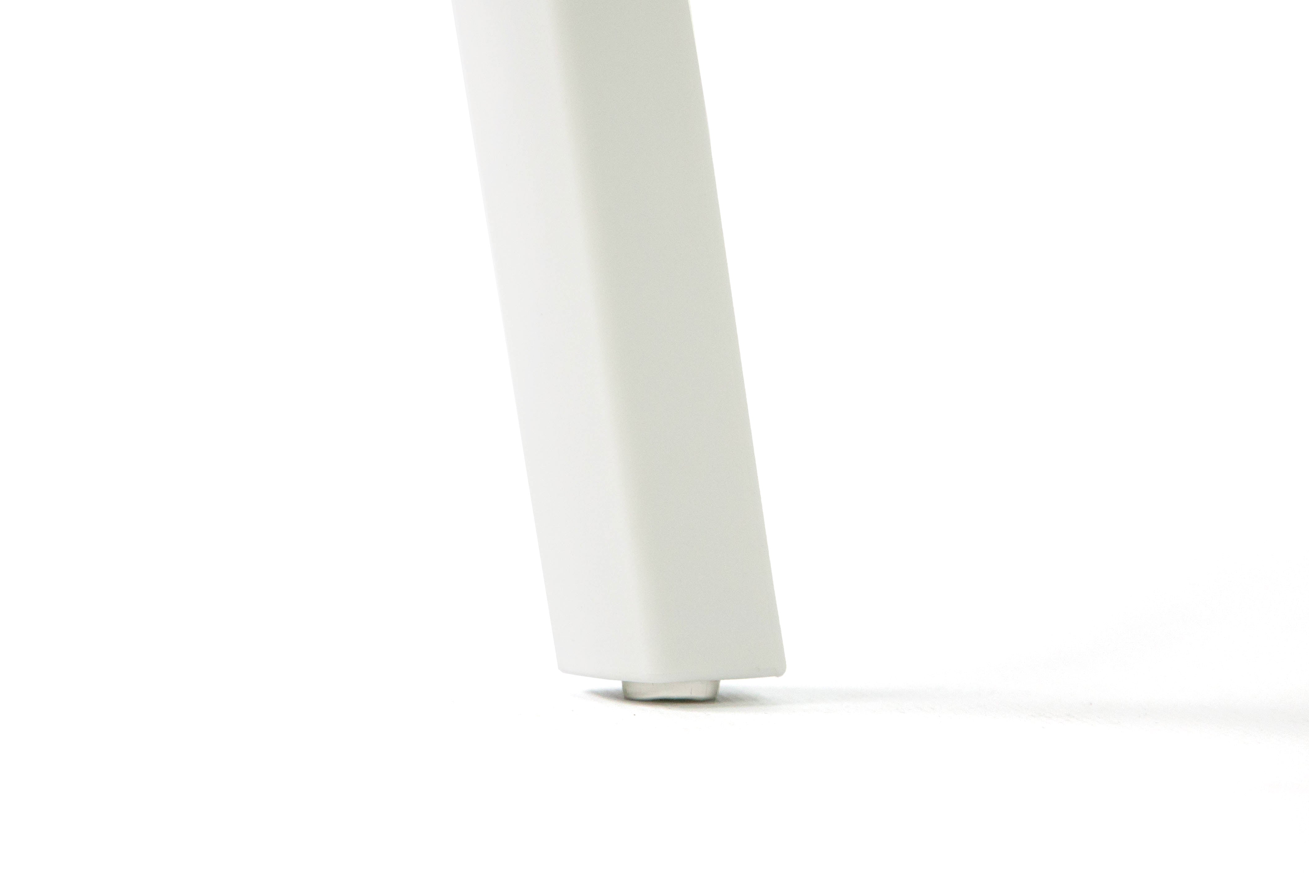 Gros plan sur un pied carré blanc de la Chaise Extérieur Indi Bellini Empilable de Monsieur Bureau qui touche une surface lisse et blanche, parfaite pour tout siège professionnel d'extérieur.