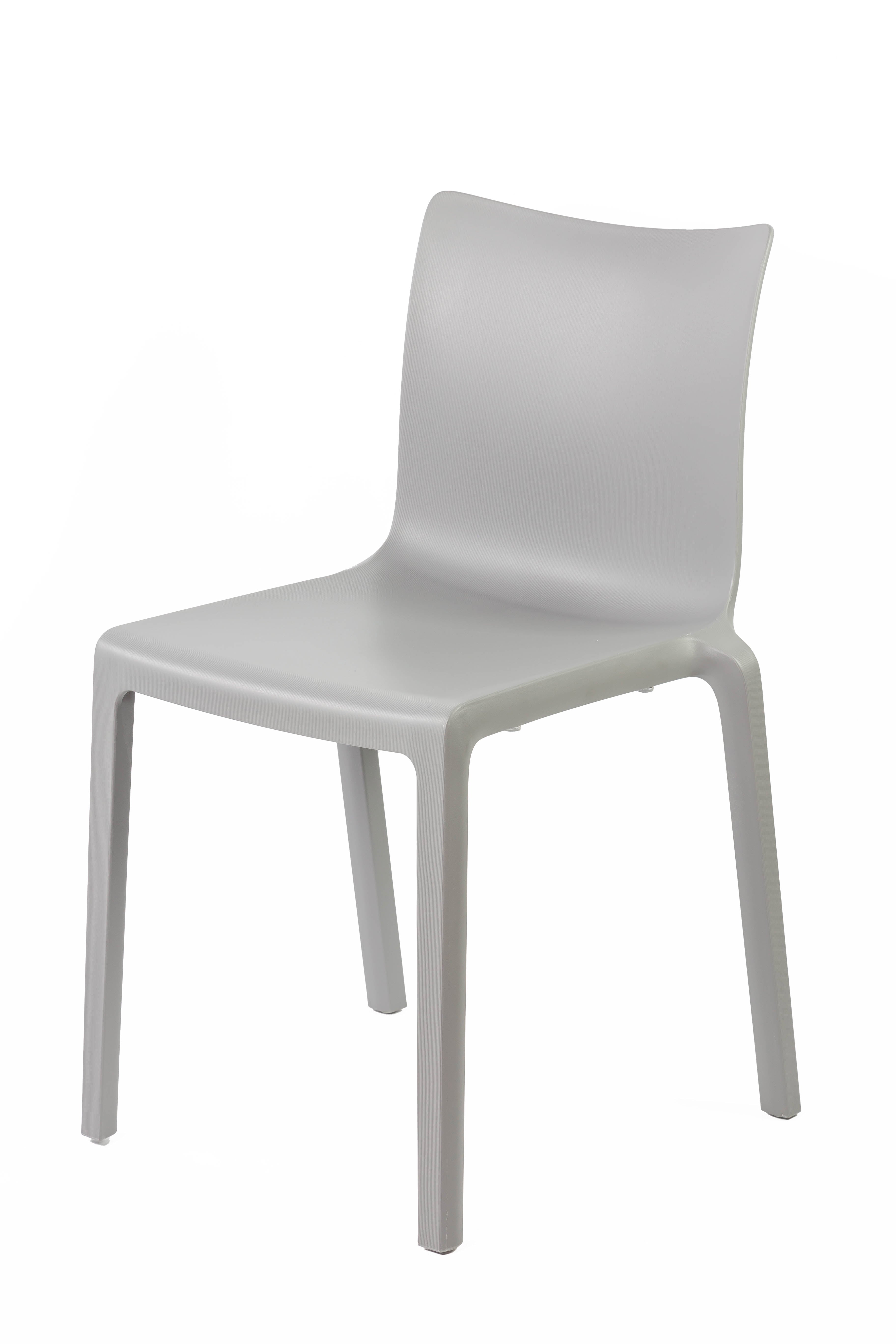 La Chaise Extérieur Indi Bellini Empilable de Monsieur Bureau est une chaise monobloc moderne en polypropylène gris avec un dossier incurvé et quatre pieds droits, parfaite comme assise empilable pour siège extérieur professionnel, présentée sur fond blanc.#finitions_gris