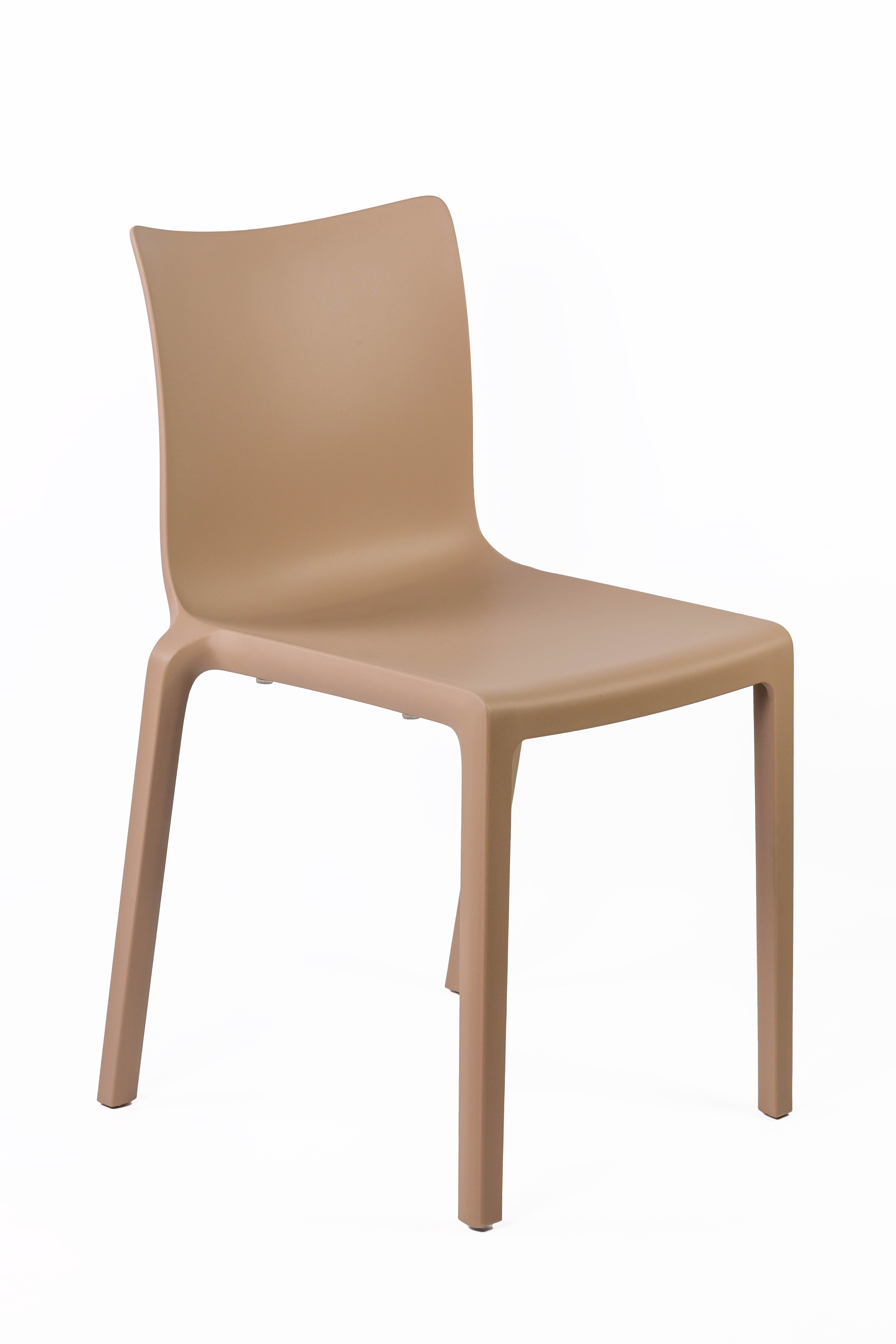 La Chaise Extérieure Indi Bellini Empilable de Monsieur Bureau est une chaise monobloc en polypropylène marron clair avec un dossier incurvé, quatre pieds droits et un design empilable. Elle est parfaite comme siège d'extérieur professionnel.#finitions_taupe