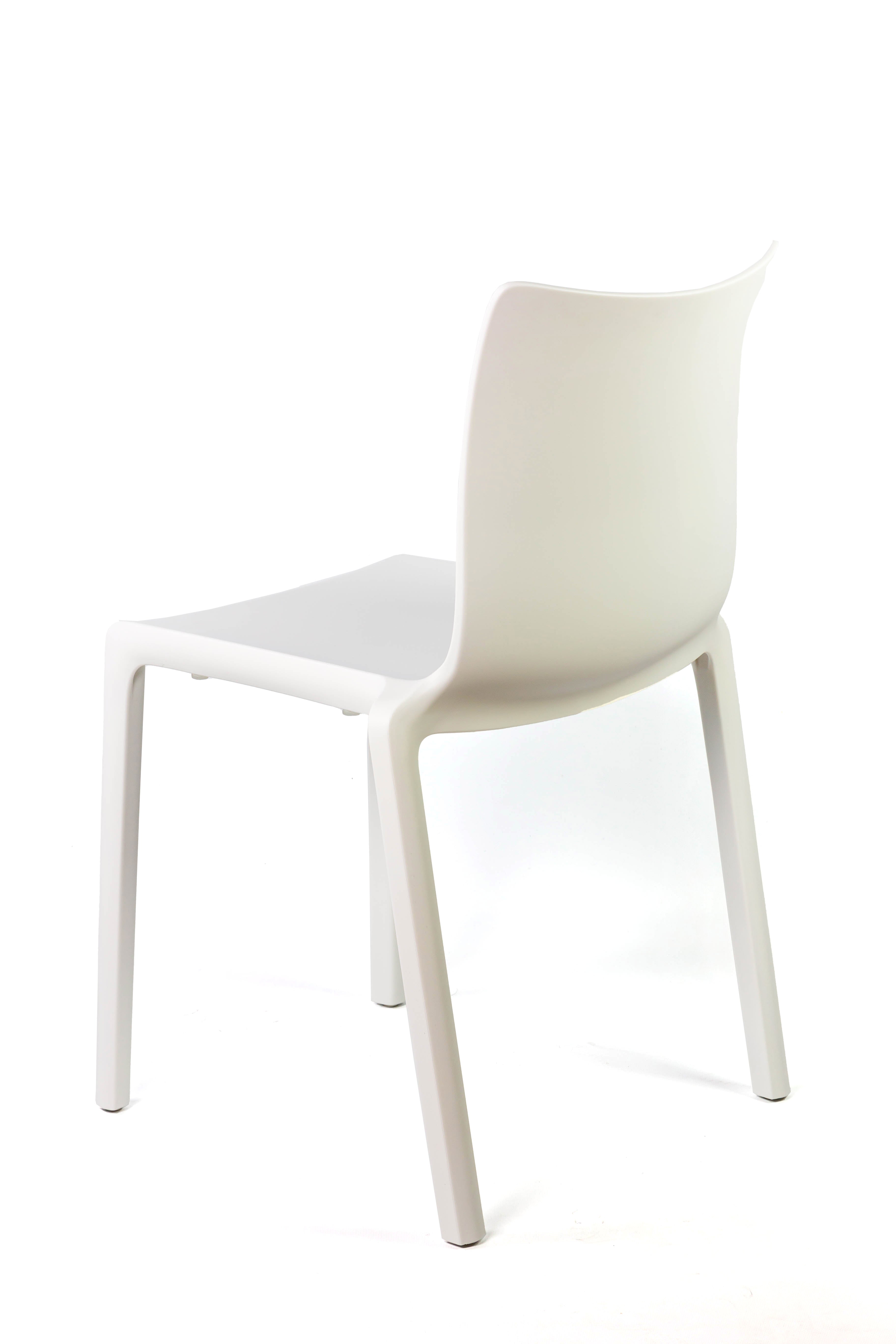 Monsieur Bureau Chaise Extérieur Indi Bellini Empilable est une chaise monobloc moderne et minimaliste en polypropylène blanc avec un dossier incurvé, vue de l'arrière sur un fond blanc uni.