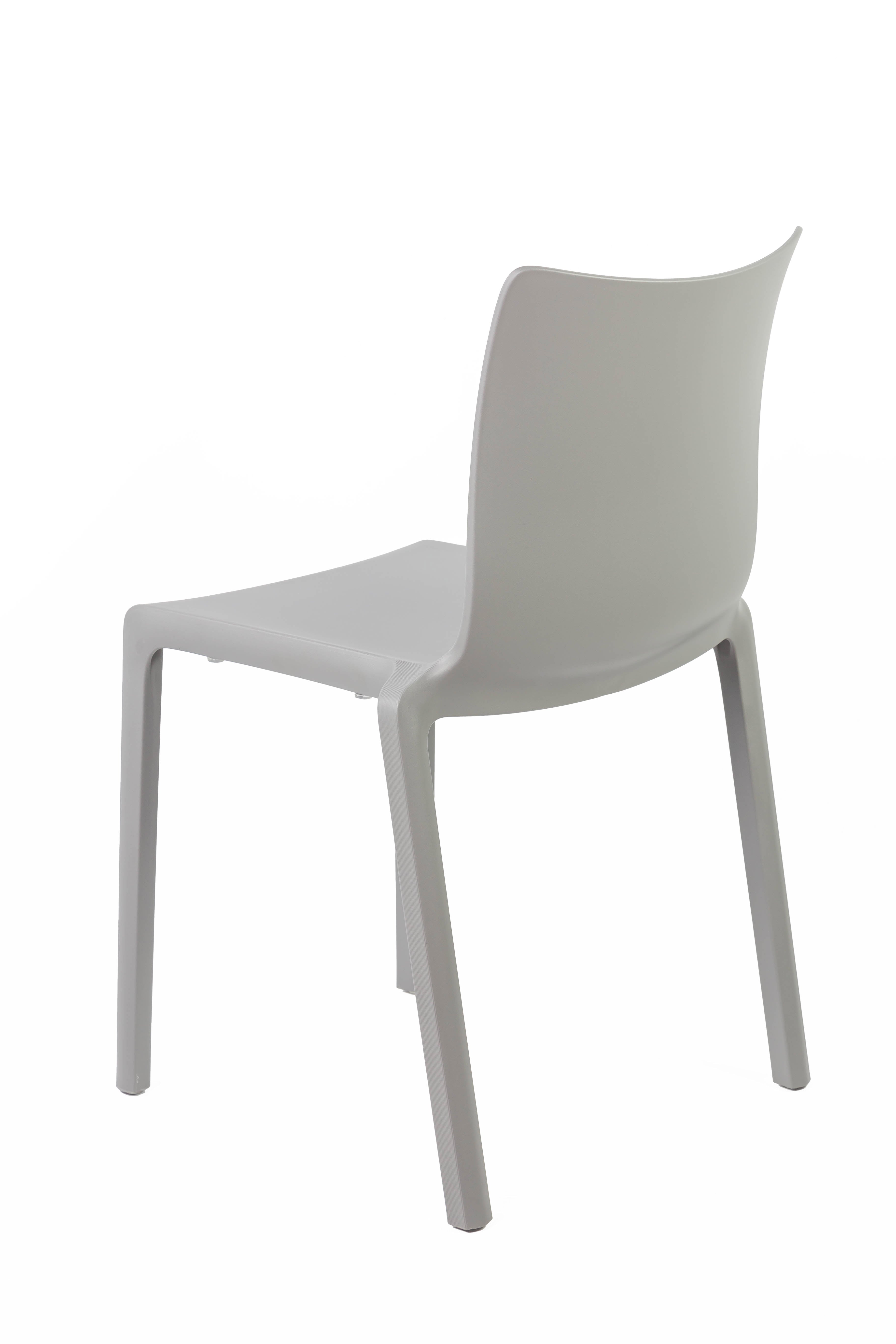 La Chaise Extérieur Indi Bellini Empilable de Monsieur Bureau est une chaise simple et moderne en polypropylène gris avec un dossier incurvé et quatre pieds droits, présentée en vue arrière inclinée sur fond blanc. Idéale pour un usage professionnel en extérieur.