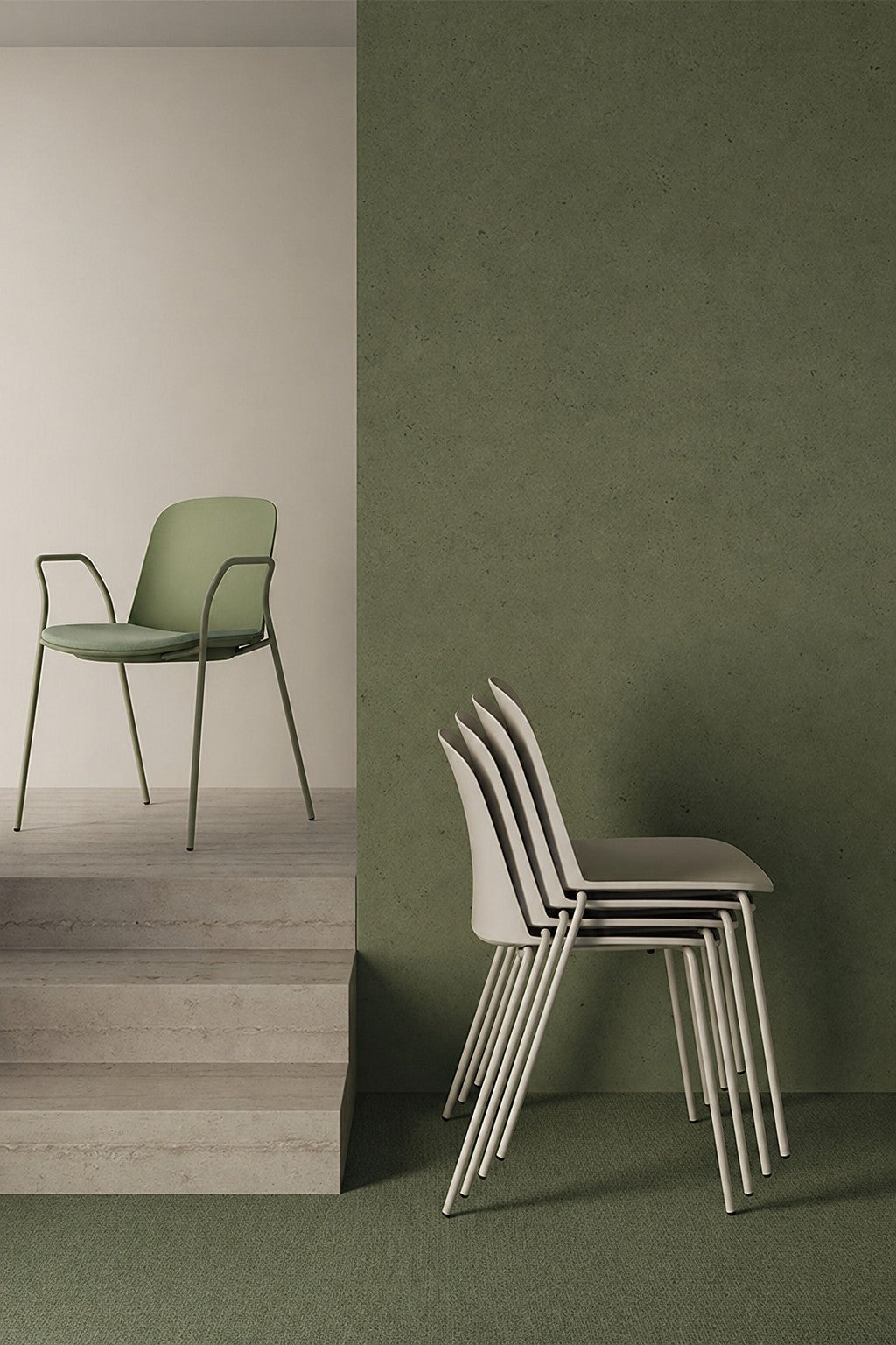 Un Siège visiteur Eos empilable - 4 pieds métal de Monsieur Bureau avec accoudoirs est posé sur une plate-forme, tandis que quatre autres sont empilés à proximité, contre un mur texturé vert. Le décor est minimal et moderne, avec une finition monochrome.