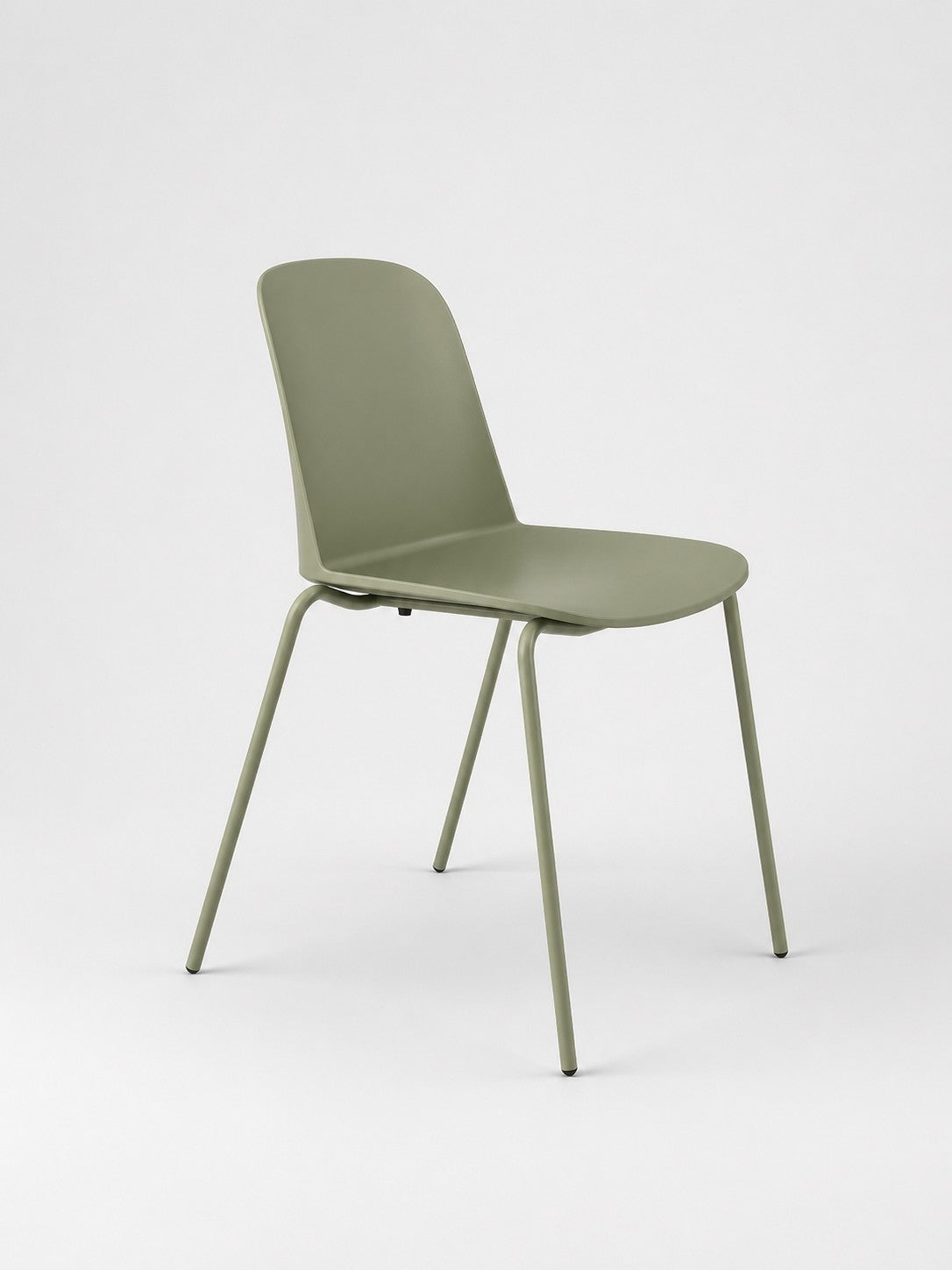 Le Siège visiteur Eos empilable - 4 pieds métal de Monsieur Bureau est une chaise minimaliste et moderne en vert olive mat avec un dossier et une assise incurvés, ainsi que quatre pieds angulaires élancés, présentés sur un fond gris clair uni.