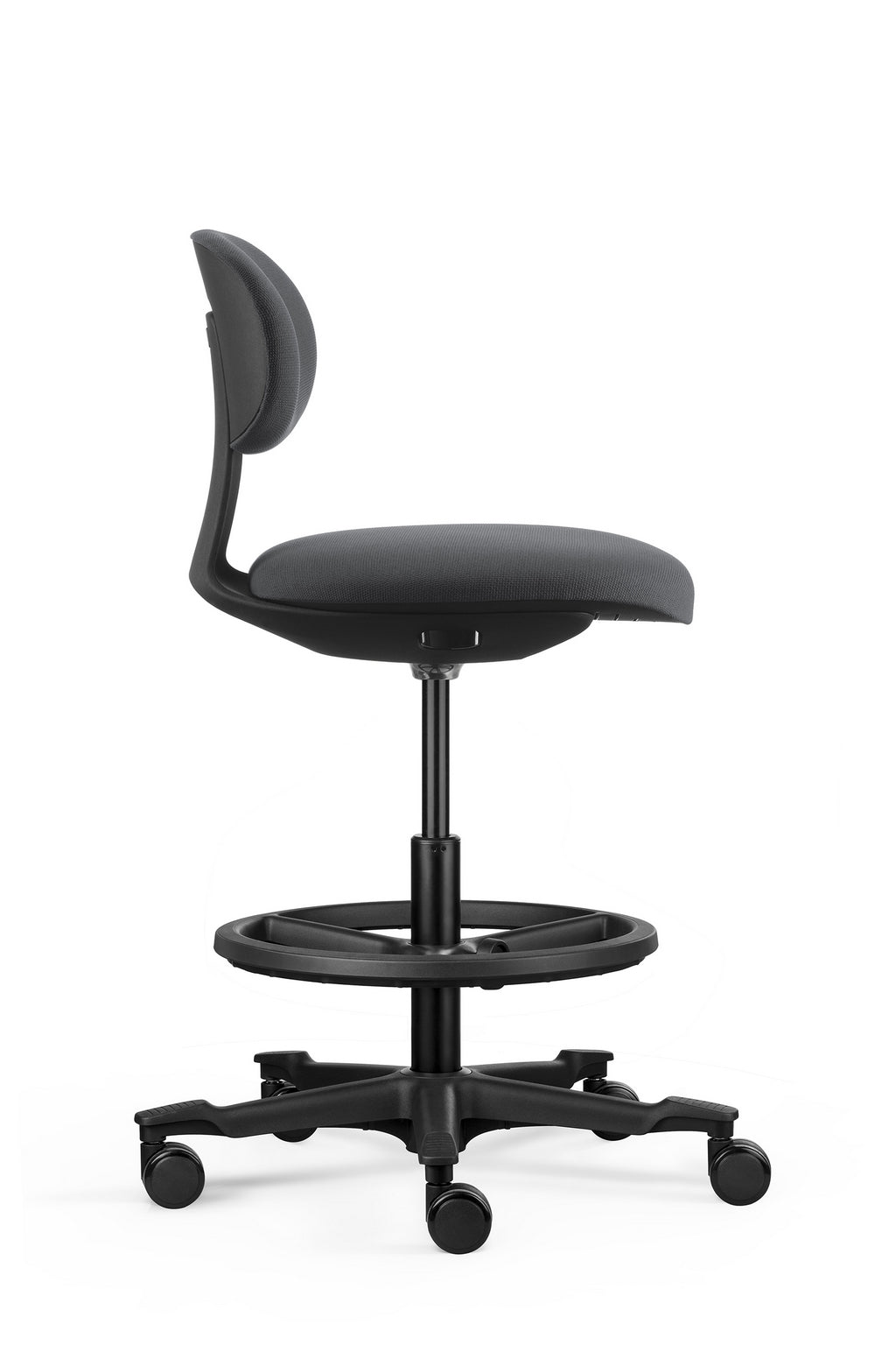 Vue latérale de la chaise Monsieur Bureau Siège technique Flex avec repose pieds, une chaise haute moderne de couleur noire avec une assise et un dossier rembourrés, une hauteur réglable, un repose-pieds et cinq roues pivotantes - parfaite pour le télétravail - sur fond blanc.