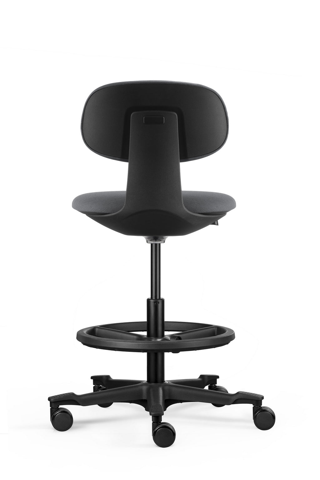 Le Siège technique Flex avec repose pieds de Monsieur Bureau est une chaise de bureau noire et flexible avec un dossier incurvé, une hauteur d'assise réglable, un repose-pieds circulaire et cinq roulettes, idéale pour le télétravail. Représenté de dos sur fond blanc.