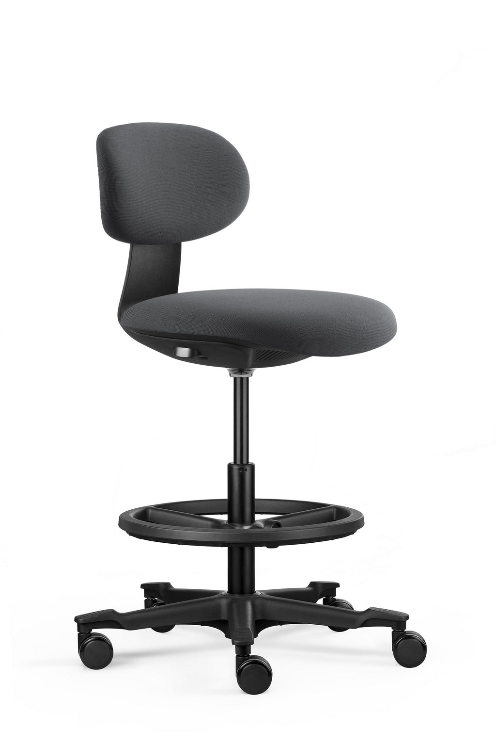 Le Siège technique Flex avec repose pieds de Monsieur Bureau est un tabouret noir moderne à hauteur réglable, doté d'une base à cinq roues, d'une assise et d'un dossier rembourrés, et d'un anneau repose-pieds - idéal pour le télétravail. Il se détache sur un fond blanc uni.