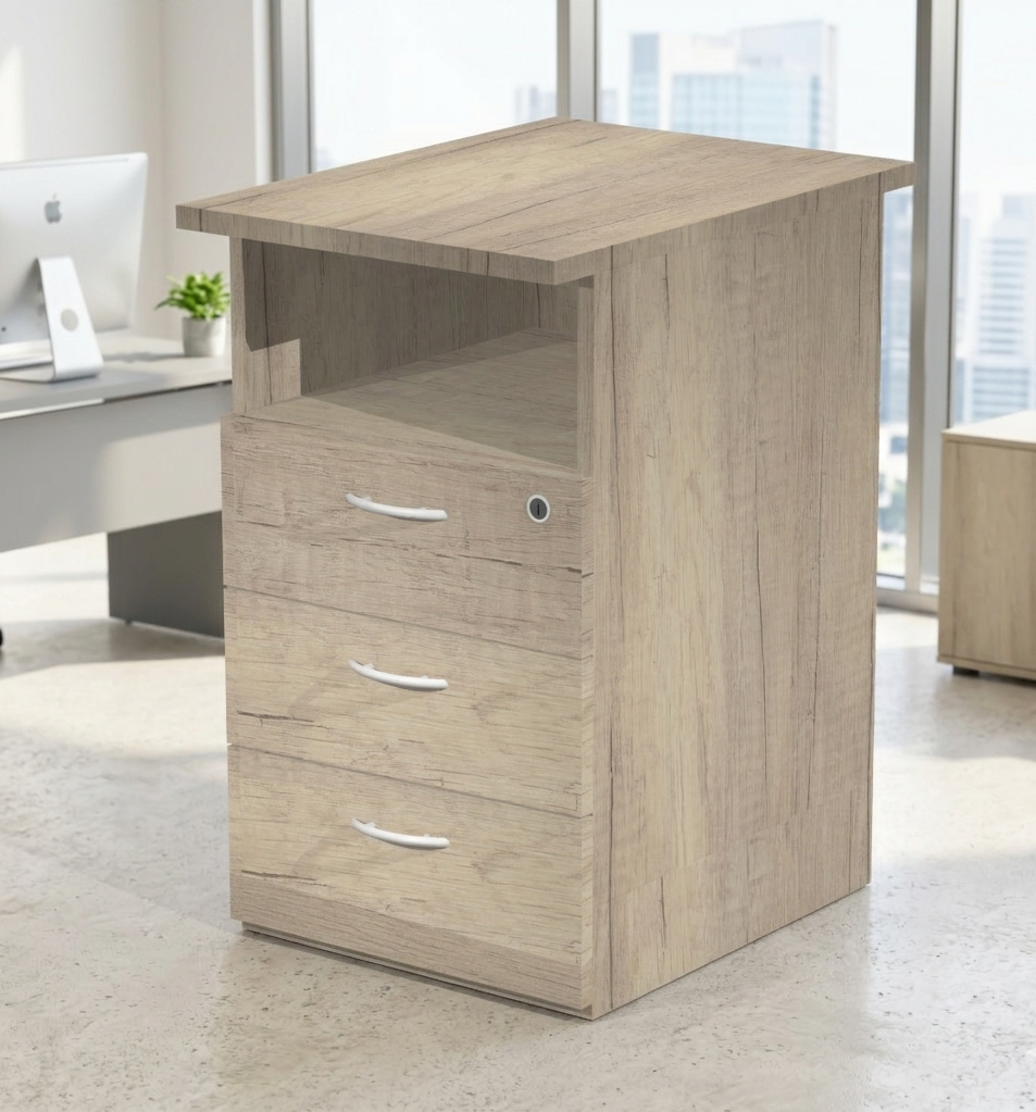 La Solution de Bureau Compact Budget pieds L de Monsieur Bureau, avec sa finition en bois clair, ses quatre tiroirs et son étagère ouverte, est placée dans un bureau moderne doté de grandes fenêtres, d'un ordinateur et d'une vue sur la ville..#combo_caisson_chene_canadien