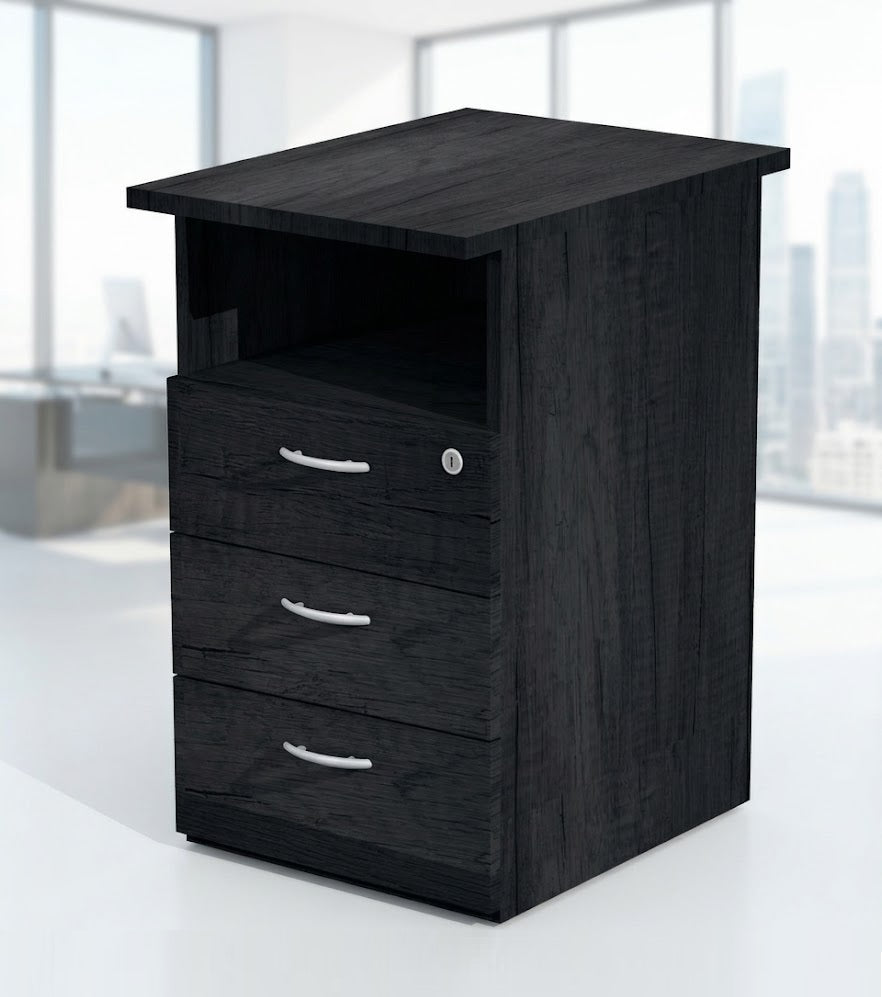 La Solution de Bureau Compact Budget pieds L de Monsieur Bureau, un meuble à tiroirs en bois foncé avec trois tiroirs, des poignées argentées et une étagère ouverte, complète un bureau moderne avec de grandes fenêtres et une vue sur la ville..#combo_caisson_frene_noir