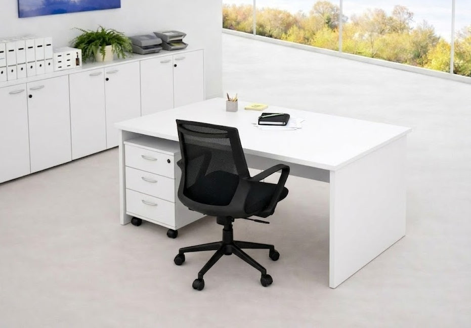 Un bureau moderne est équipé de Monsieur Bureau Solution de bureau Budget Modulable Pieds Panneaux - un bureau blanc associé à une chaise en maille noire, des classeurs et des imprimantes. L'espace ordonné et bien éclairé est doté de grandes fenêtres donnant sur des arbres.#combo_bureau_droit_blanc