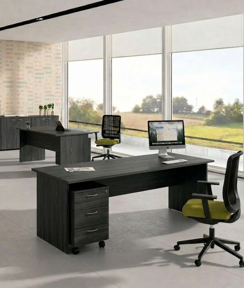 Bureau moderne avec de grandes fenêtres, trois Monsieur Bureau Solution de bureau Budget Modulable Pieds Panneaux bureaux, des chaises de bureau, des ordinateurs de bureau, et de la verdure à l'extérieur. Un design clair et minimaliste, parfait pour un aménagement élégant et fonctionnel du poste de travail.#combo_bureau_droit_frene_noir