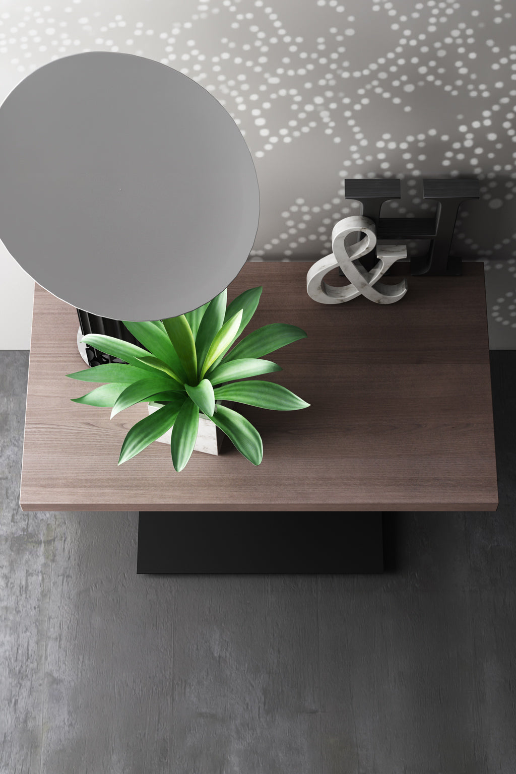 La Table basse Coffee Pop - H40 cm de Monsieur Bureau, avec sa plante verte en pot et son miroir rond, met en valeur l'élégance de sa fabrication italienne pour l'ameublement professionnel.