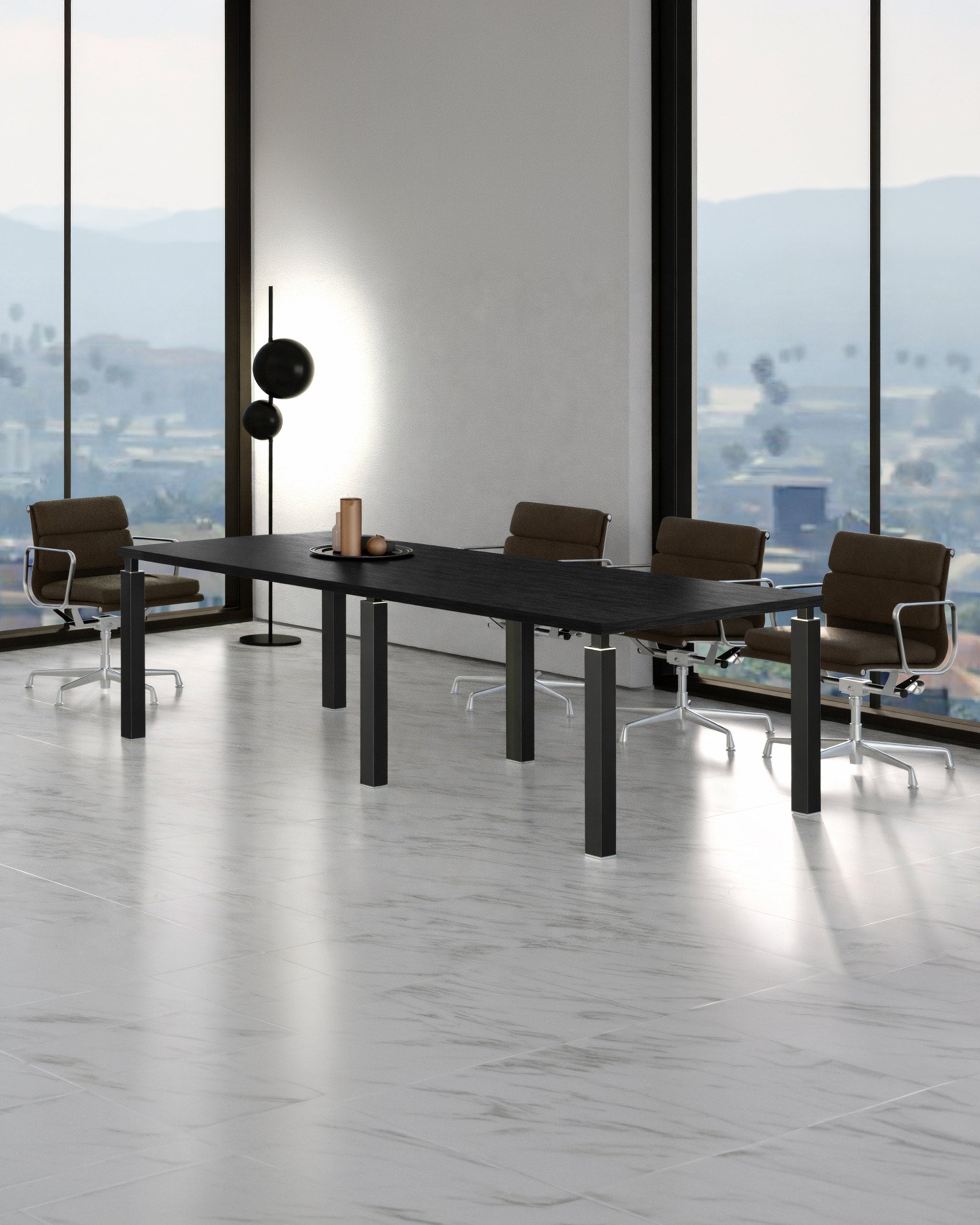 Une salle de conférence moderne est équipée d'une Table de Réunion Design Quatro 220 x 100 cm de Monsieur Bureau, de quatre chaises pivotantes marron, d'un lampadaire et de grandes fenêtres offrant une vue sur le paysage urbain. Le sol en marbre blanc met en valeur le mobilier de bureau contemporain.#combo_frene_noir_noir