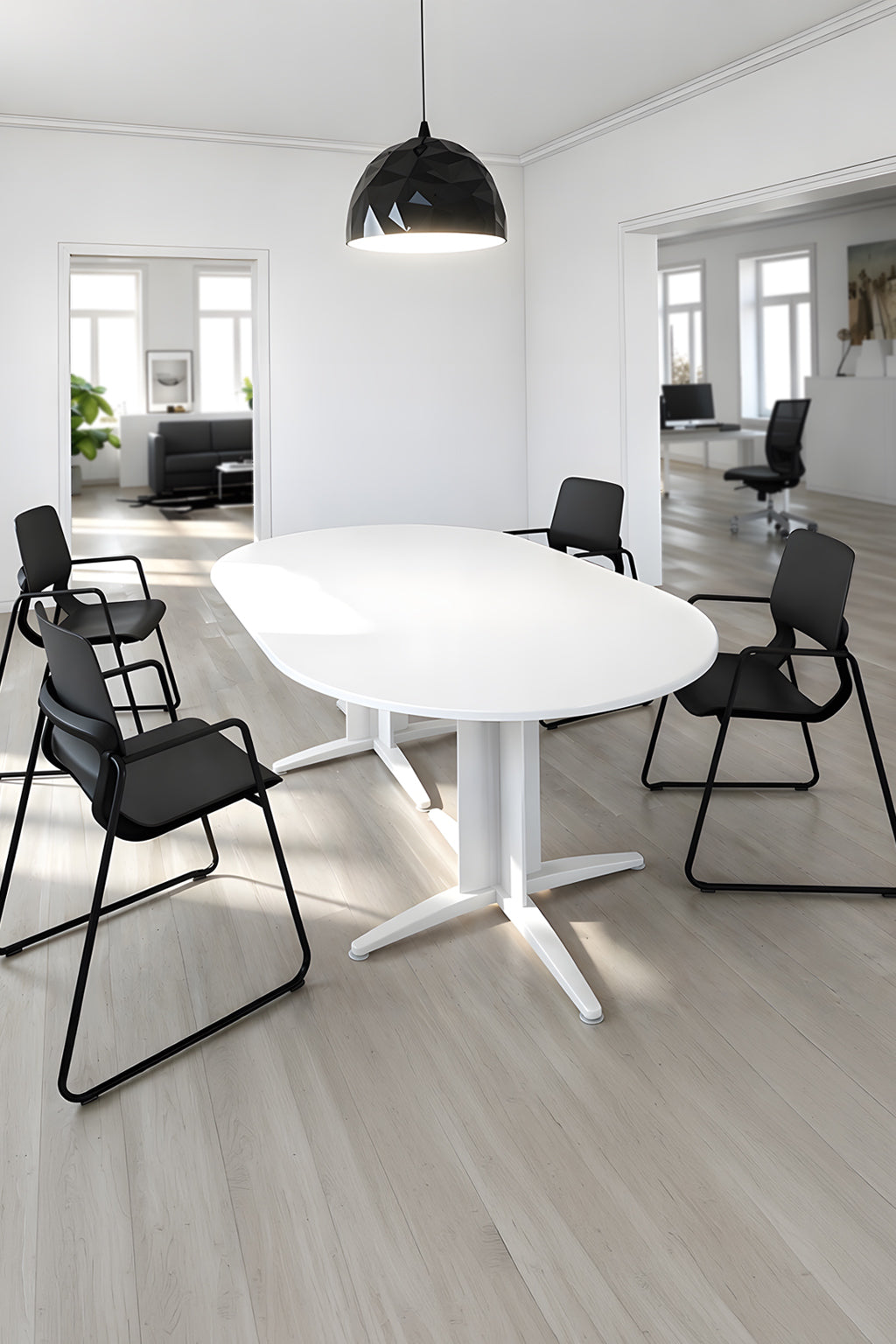 Une salle de réunion moderne avec une table de réunion ovale professionnelle Atlas de Monsieur Bureau, entourée de cinq chaises noires sur un sol en bois clair sous une lampe suspendue noire. Les grandes fenêtres et les pièces adjacentes offrent une lumière naturelle abondante..#combo_blanc_blanc