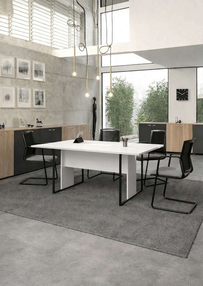 Salle de réunion moderne avec Table de réunion professionnelle Edge by Monsieur Bureau-design italien, structure cadre métal-quatre chaises noires, moquette grise, murs en béton, ampoules suspendues, art mural, armoires, grandes fenêtres et verdure à l'extérieur pour un aménagement salle de réunion épuré..#combo_blanc_anthracite_mat