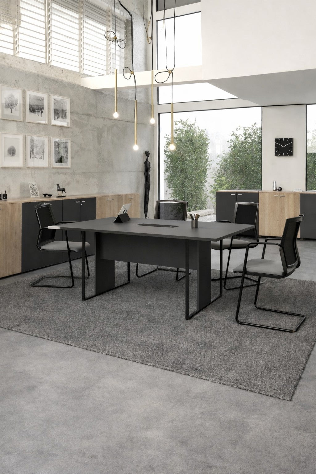 Bureau moderne avec Monsieur Bureau Table de réunion professionnelle Edge - Design italien & structure cadre métal, quatre chaises noires, des armoires en bois clair, des œuvres d'art murales, de grandes fenêtres, des lampes suspendues, une moquette grise et des vues sur la verdure..#combo_anthracite_anthracite_mat