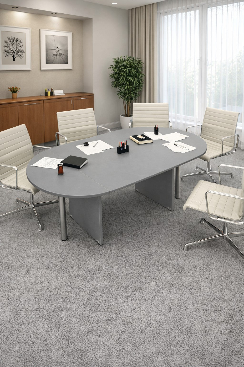 Une salle de réunion moderne comprend une Table de réunion ovale Budget 6/8 personnes de Monsieur Bureau, cinq chaises blanches, des papiers et stylos, un carnet fermé. Une plante, des armoires et deux cadres décorent l'arrière-plan lumineux.#finitions_gris