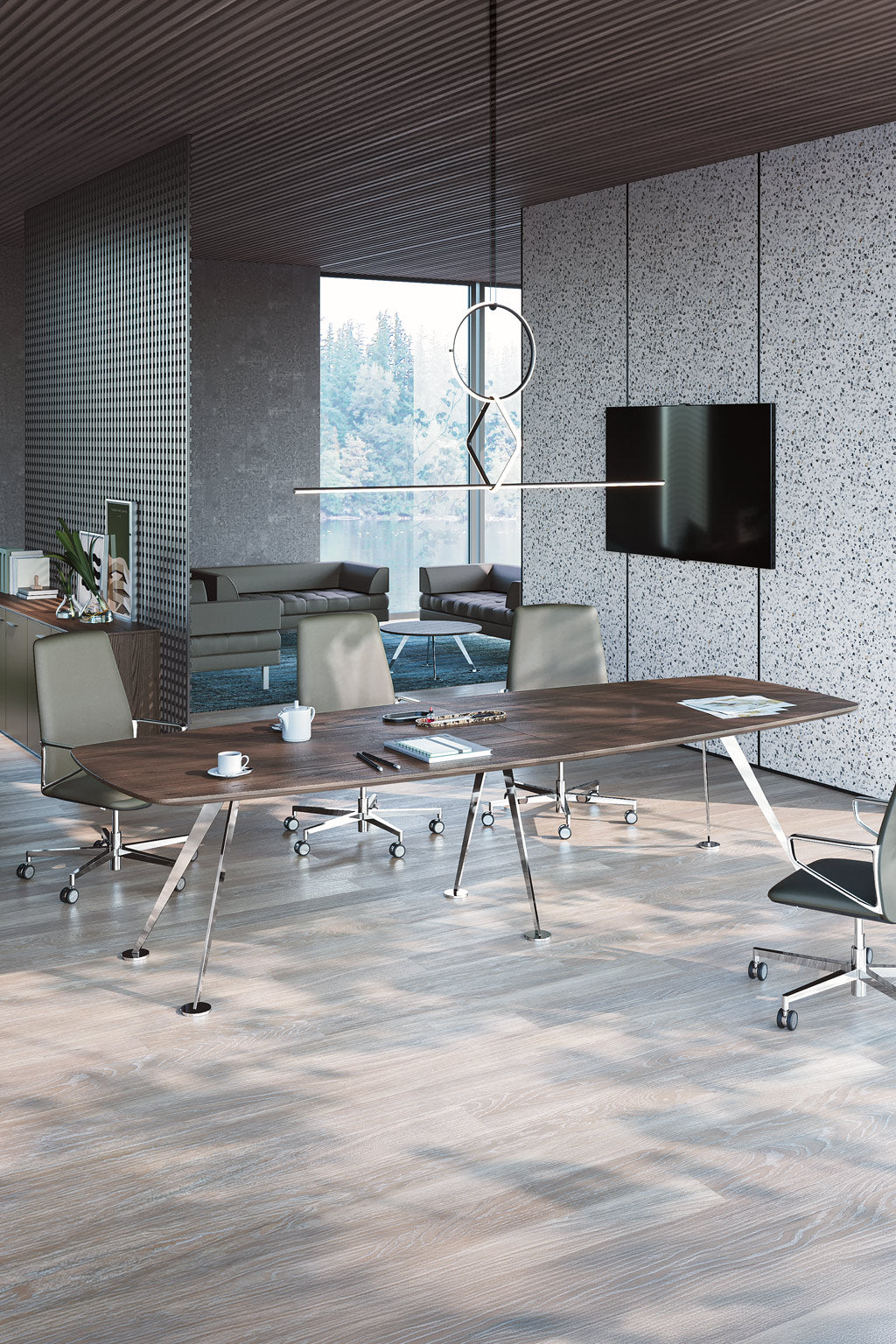 Salle de réunion moderne équipée de la Table de réunion Spike - Bois mélaminé de Monsieur Bureau, de chaises élégantes sur roulettes, d'un téléviseur mural, d'un éclairage suspendu, de grandes fenêtres laissant entrer la lumière naturelle et d'un décor contemporain neutre.