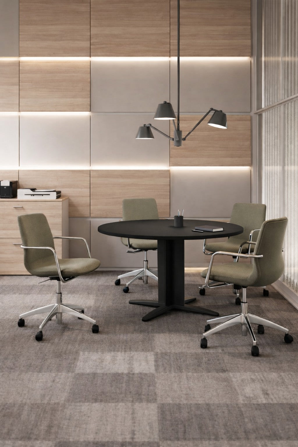 Une salle de réunion moderne est équipée de la Table de réunion ronde Atlas (116 cm) de Monsieur Bureau, de quatre chaises pivotantes beiges sur roulettes, de luminaires industriels, de panneaux muraux en bois et d'un buffet - idéal pour un espace collaboratif minimaliste.#finitions_noir_noir
