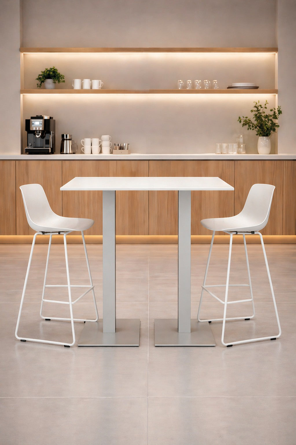 Une cuisine moderne et minimaliste présente deux tabourets de bar blancs à une Table haute Newline rectangulaire - Pieds carrés de Monsieur Bureau. Des armoires en bois clair, des étagères ouvertes avec de la vaisselle, une machine à café et des plantes complètent le look élégant.