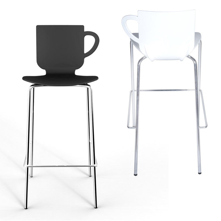 Deux Tabourets Haut Draco par Monsieur Bureau, avec des pieds en métal et des sièges ergonomiques en forme de tasses à café avec des poignées - un noir (vue de face), un blanc (vue de derrière). Idéal pour l'aménagement de cafétérias.