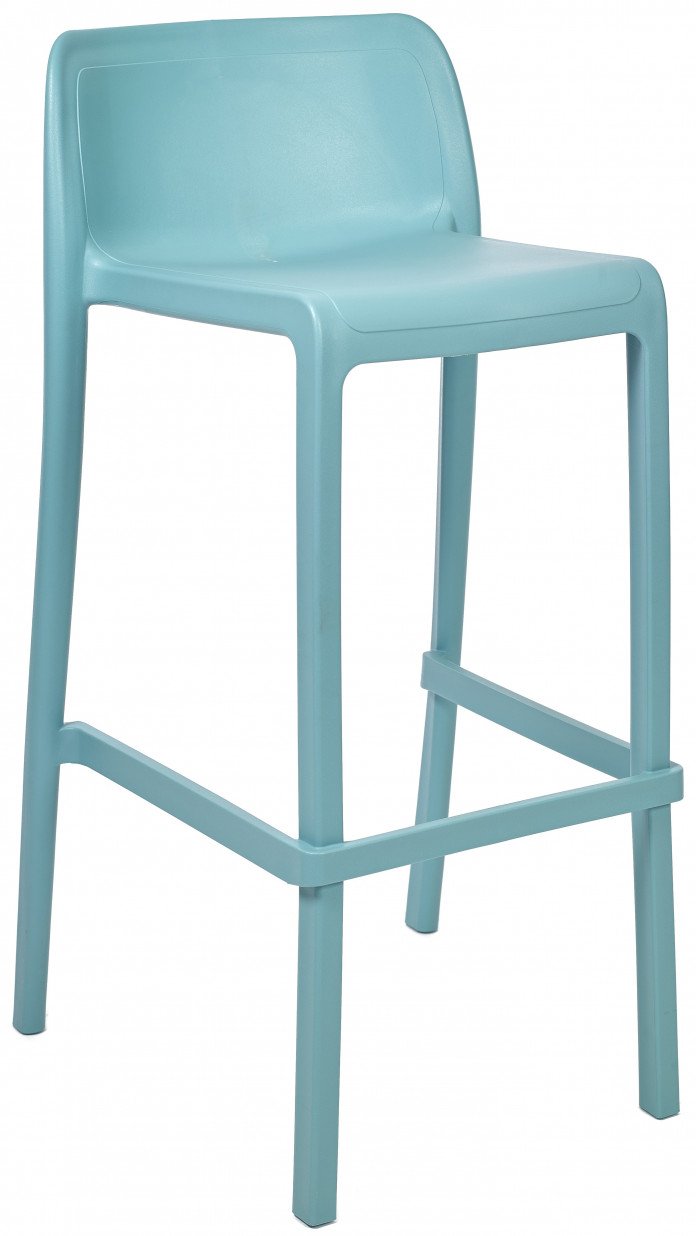 Le Tabouret Haut Leus en Polypropylène Anti-UV de Monsieur Bureau est un tabouret de bar d'extérieur bleu clair avec un look moderne et élégant, un dossier incurvé et un repose-pieds - parfait pour un mobilier collectif pour des espaces extérieurs élégants.