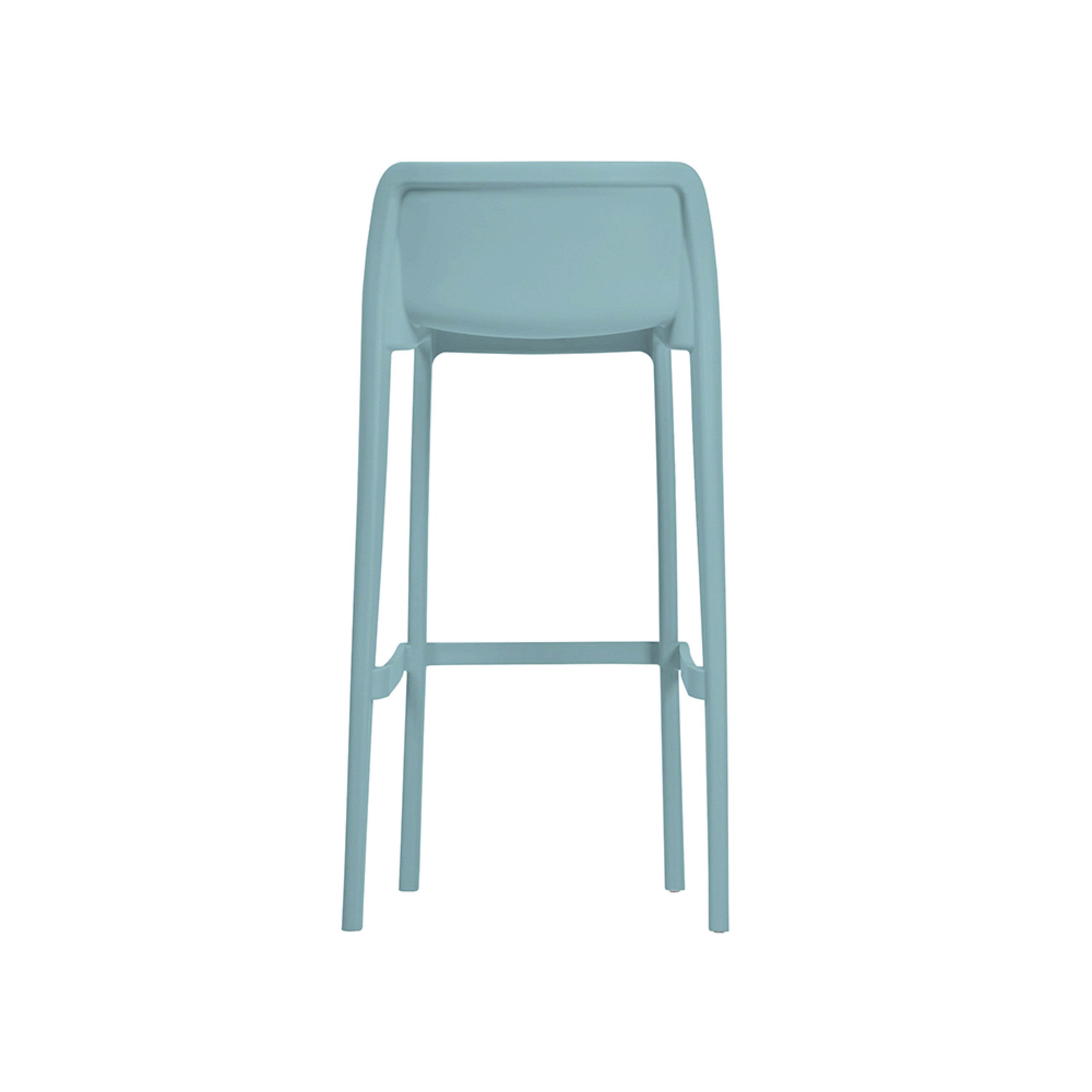 Le Tabouret Haut Leus en Polypropylène Anti-UV de Monsieur Bureau est un tabouret de bar d'extérieur moderne, bleu clair, avec quatre pieds et un dossier bas, présentant un design minimaliste - idéal pour les environnements de mobilier collectif.