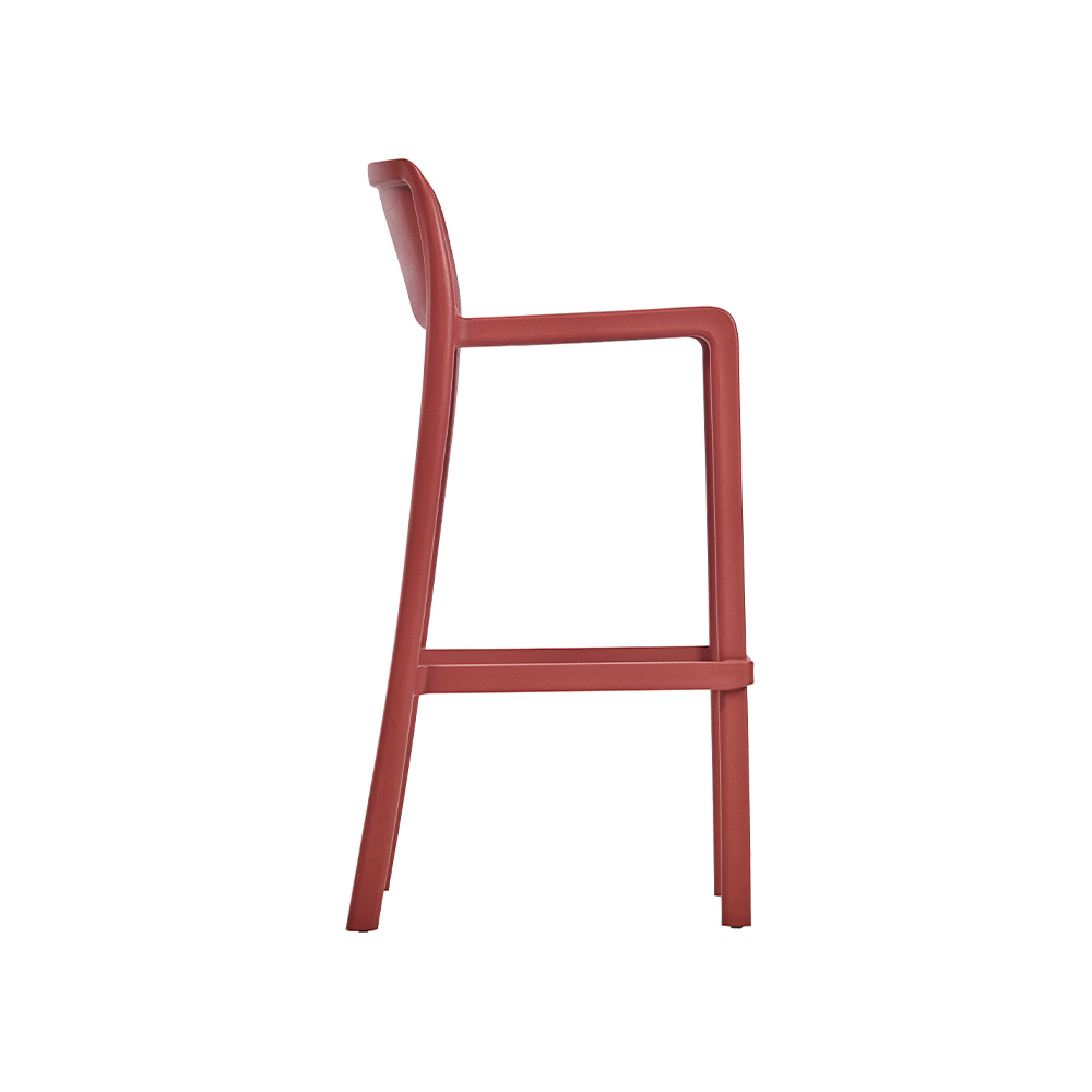 Vue latérale du Tabouret Haut Leus en Polypropylène Anti-UV de Monsieur Bureau - un tabouret de bar rouge moderne et minimaliste avec une assise carrée, des pieds droits et un dossier légèrement incurvé - présenté sur un fond blanc uni.