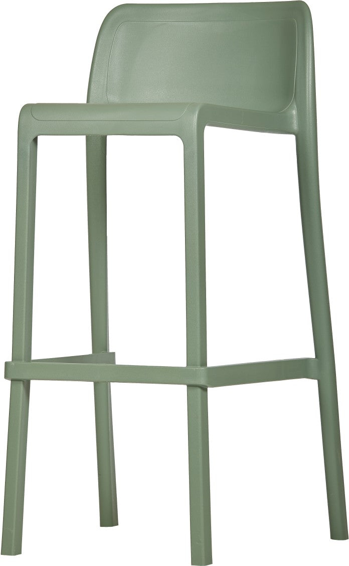 Le Tabouret Haut Leus en Polypropylène Anti-UV de Monsieur Bureau est un tabouret de bar d'extérieur moderne et minimaliste en vert mat avec un dossier rectangulaire, une assise plate, quatre pieds droits et un repose-pieds à l'avant.