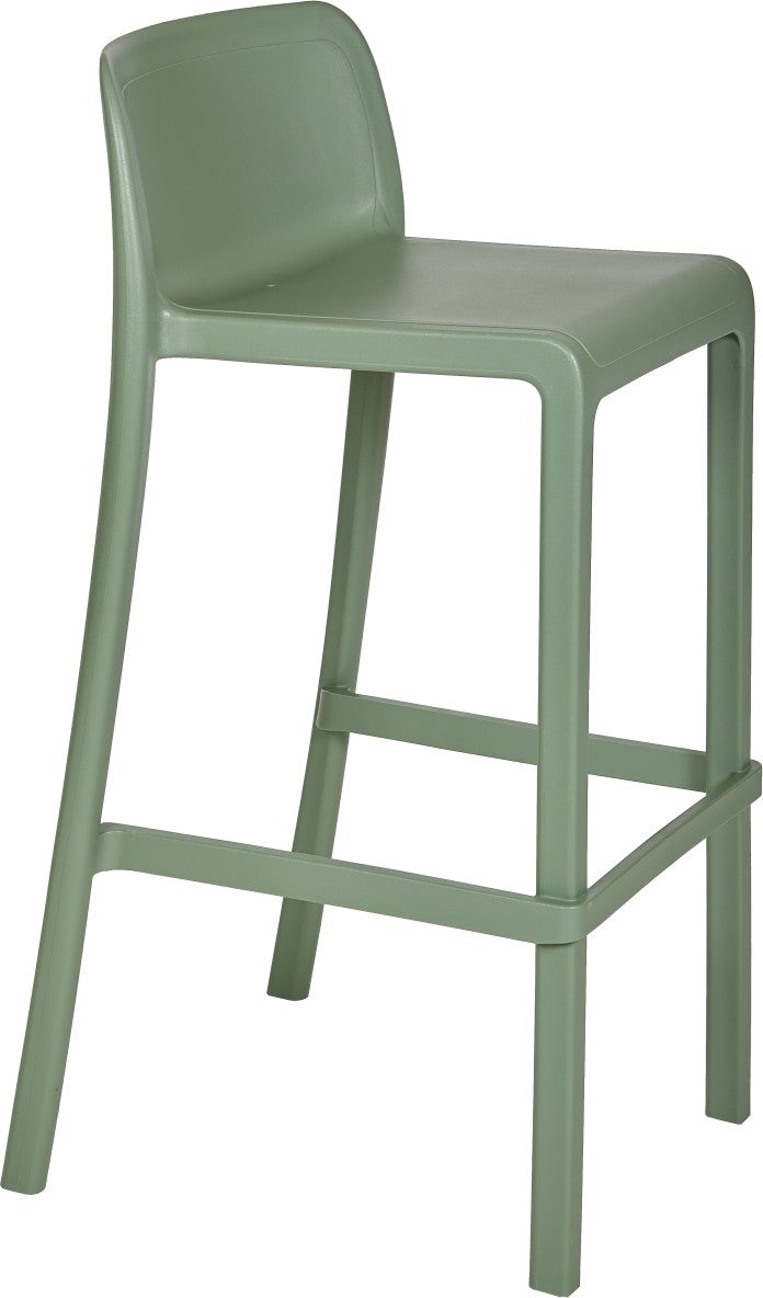 Le Tabouret Haut Leus en Polypropylène Anti-UV de Monsieur Bureau est un tabouret de bar d'extérieur vert moderne avec dossier, quatre pieds droits et un repose-pieds. Il est parfait pour les collectivités grâce à son design simple et minimaliste.