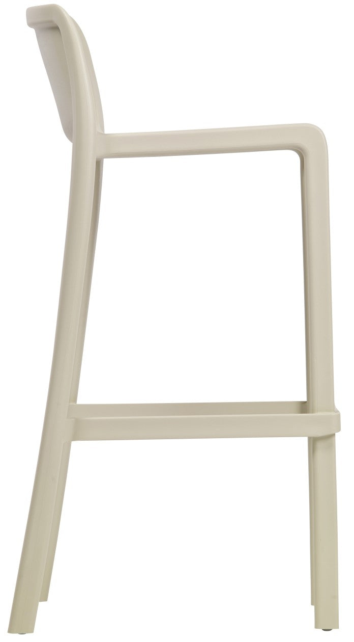 Vue de côté du Tabouret Haut Leus en Polypropylène Anti-UV de Monsieur Bureau, un tabouret beige moderne et minimaliste avec un dossier incurvé et quatre pieds droits, idéal pour le mobilier collectif, présenté sur fond blanc.