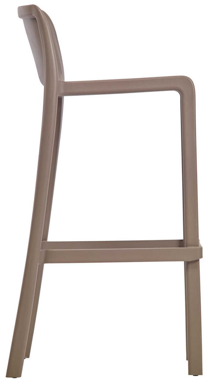 Vue de côté du Tabouret Haut Leus en Polypropylène Anti-UV de Monsieur Bureau, un tabouret de bar moderne de couleur marron clair avec dossier et repose-pieds incurvés, parfait pour le mobilier collectif ou comme tabouret haut professionnel.