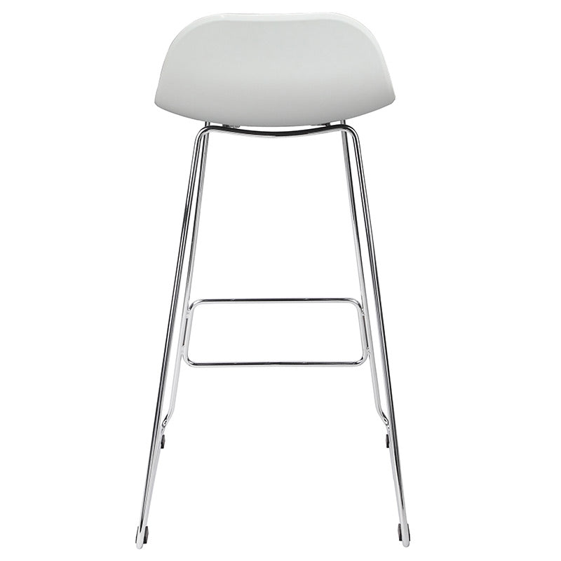 Le Tabouret haut Pictor de Monsieur Bureau, en polypropylène blanc et piétement métal chromé, possède une assise ergonomique et un repose-pieds avant. Idéal pour l'aménagement d'espaces collectifs professionnels.