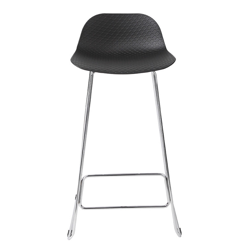 Le Tabouret haut Pictor de Monsieur Bureau, avec assise en polypropylène noir et piétement métal chromé, offre un design ergonomique et minimaliste idéal pour l'aménagement d'espaces collectifs contemporains.