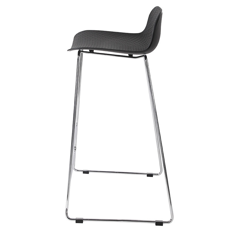 Le tabouret haut Pictor de Monsieur Bureau, avec assise ergonomique en polypropylène noir et piétement métal chrome, intègre un repose-pieds et un design épuré idéal pour l'aménagement des espaces collectifs.