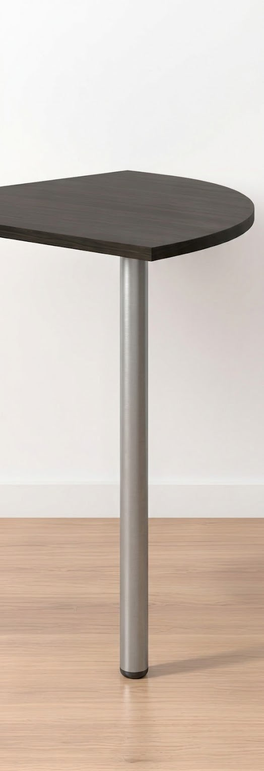 Un plateau noir semi-circulaire reposant sur un seul pied en métal de la Solution de bureau Budget Modulable Pieds L de Monsieur Bureau se dresse contre un mur blanc et un sol en bois clair ; seule une partie de ce bureau moderne et épuré est visible..#combo_angle_frene_noir