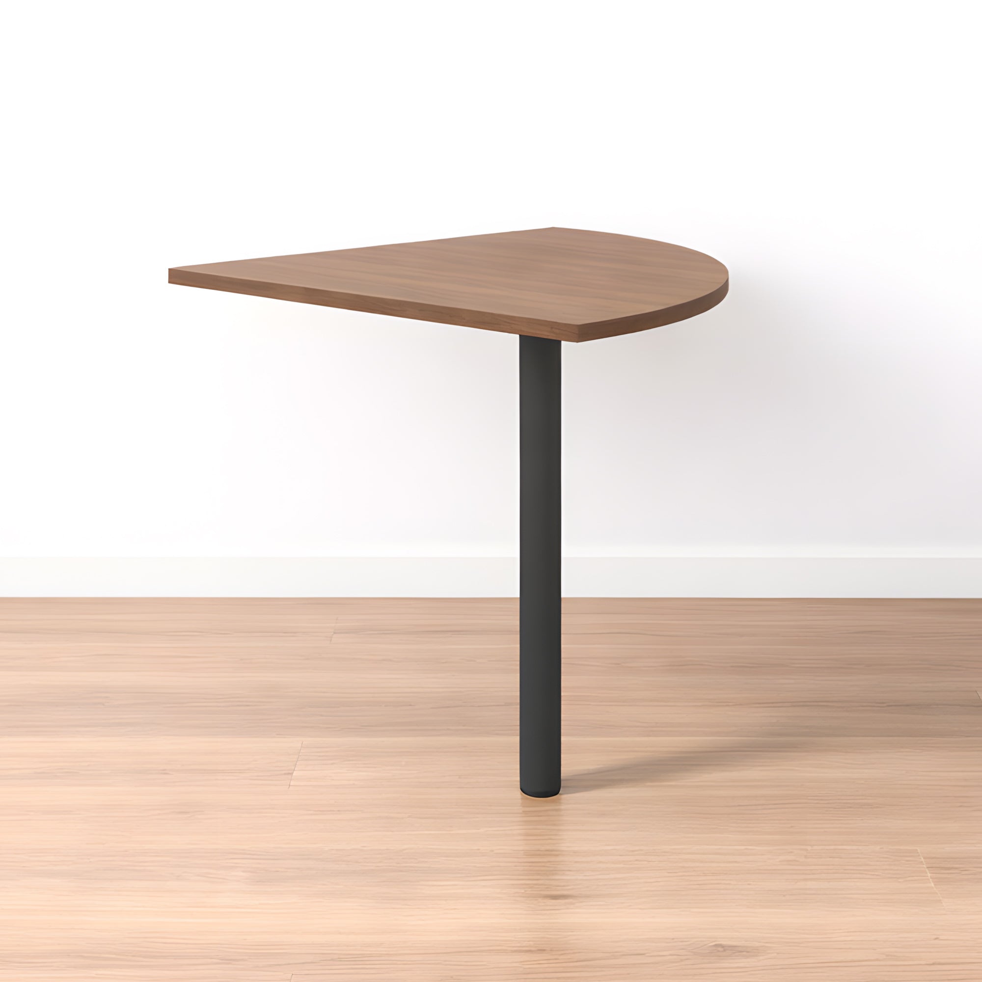 Le Bureau Pro Effect Droit ou Angle Modulable de Monsieur Bureau présente un bord arrondi, un pied cylindrique noir et est fixé à un mur blanc avec un sol en bois clair, mettant en valeur le design italien intemporel..#combo_frene_de_toscane_anthracite_angle