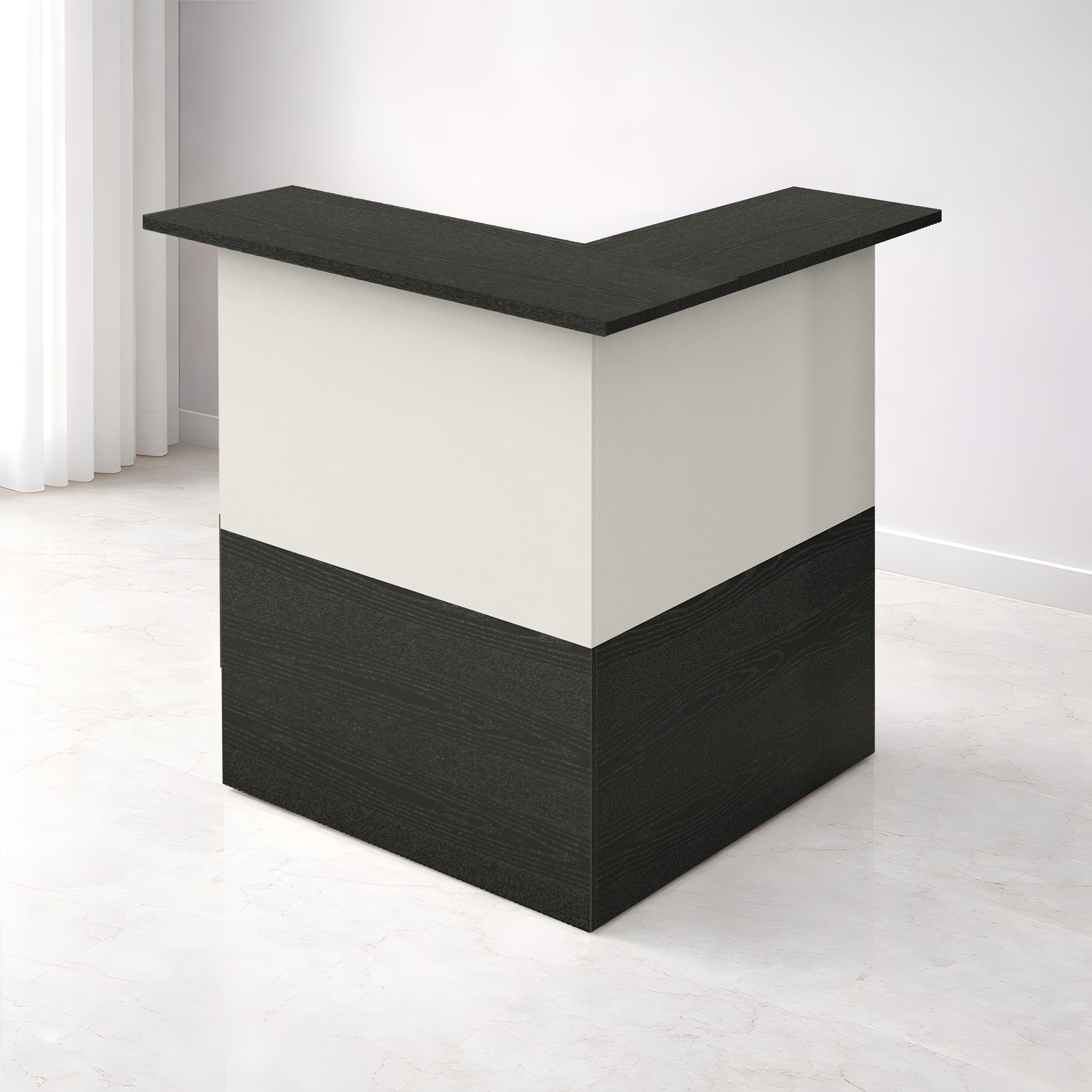 La Banque d'accueil Professionnelle Muse à composer de Monsieur Bureau présente un design en forme de L avec un comptoir et une base en bois noir, un panneau central blanc, placé dans une pièce lumineuse avec des murs blancs et un sol en marbre.#combo_frene noir_blanc_meubled'angle