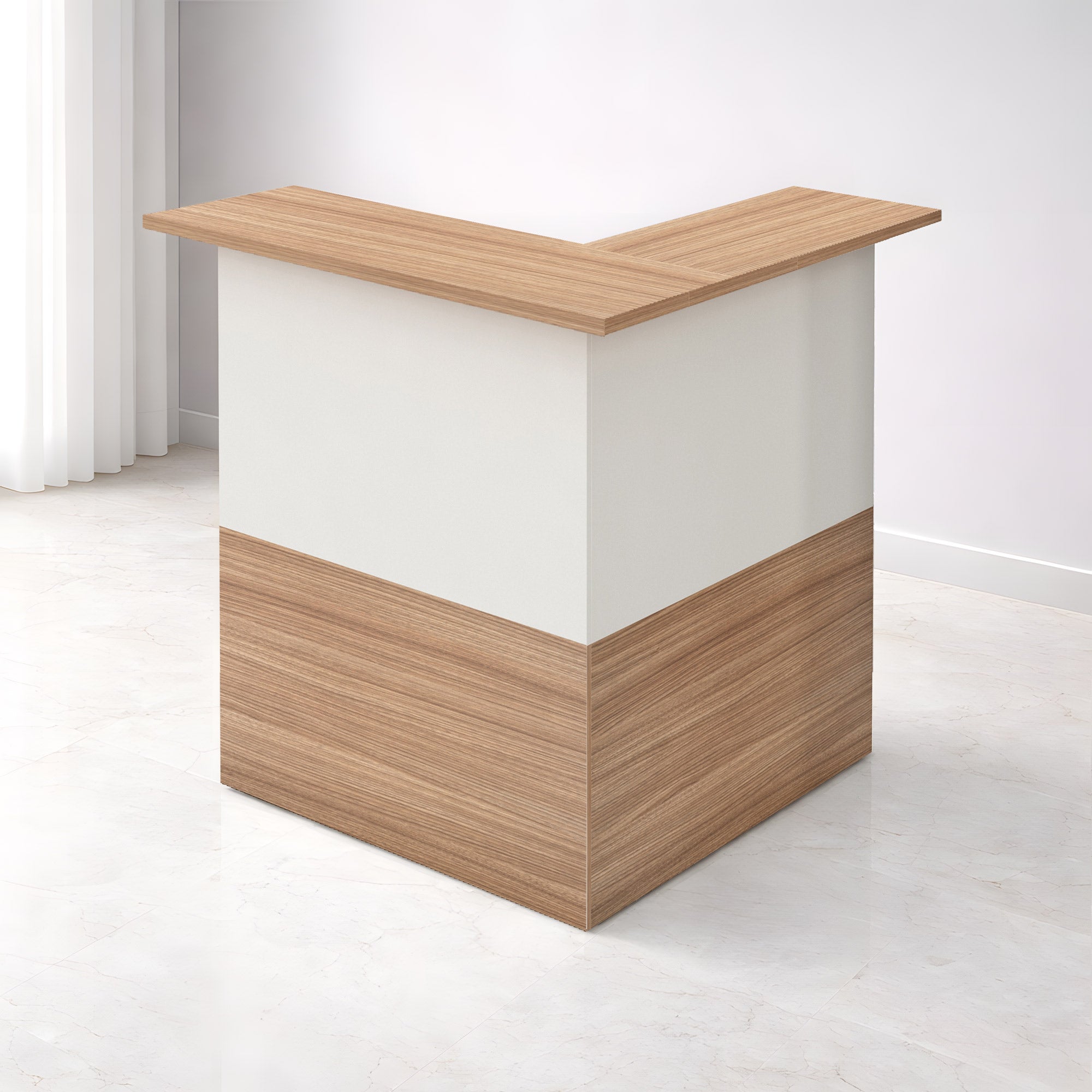 La Banque d'accueil Professionnelle Muse à composer de Monsieur Bureau se caractérise par des touches de bois clair et des panneaux blancs, élégamment posés sur un sol en marbre brillant dans une pièce minimale et lumineuse aux murs blancs et aux rideaux diaphanes.#combo_noyer_blanc_meubled'angle