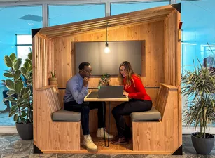 Cabine intérieure compacte en bois